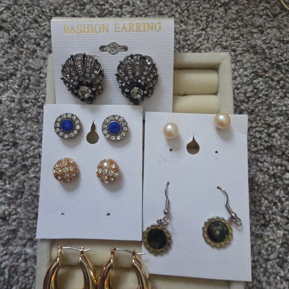 43 Pairs of vintage to Modern pierced and clip back earrings - Picture 3 of 6